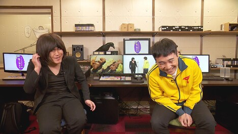 国崎のグルメリポートを鑑賞するランジャタイ。