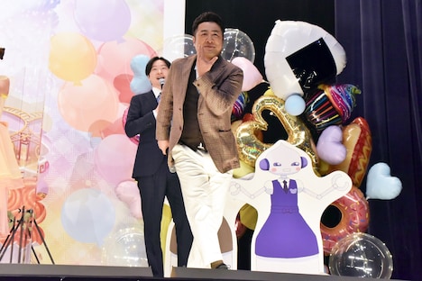 動く水田（手前）に川西（後方）が声をあてるワンシーン。