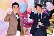 作中のアイテム・ドリーミアリングをかざす和牛。