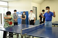 卓球対決に挑む空気階段・鈴木もぐら。