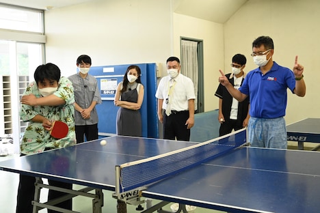 卓球対決に挑む空気階段・鈴木もぐら。