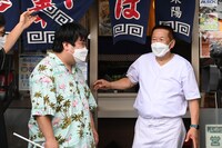 「東陽ラーメン」を訪れる空気階段・鈴木もぐら。