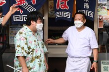 「東陽ラーメン」を訪れる空気階段・鈴木もぐら。