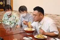 左から、空気階段、アンタッチャブル山崎。