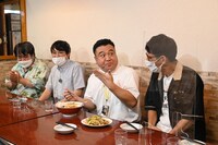 左から、空気階段、アンタッチャブル。