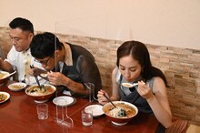 アンタッチャブルと堀田茜（右）。