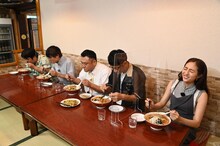 左から、空気階段、アンタッチャブル、堀田茜。