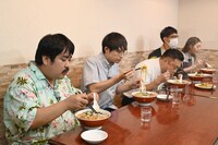 左から、空気階段、アンタッチャブル、堀田茜。