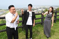 アンタッチャブルと堀田茜（右）。