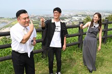 アンタッチャブルと堀田茜（右）。