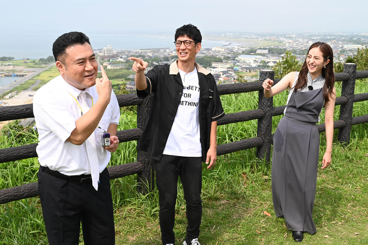 アンタッチャブルと堀田茜（右）。