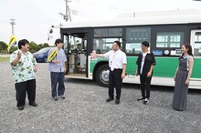 左から、空気階段、アンタッチャブル、堀田茜。