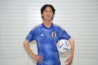 「アディダス サッカー日本代表2022 ユニフォーム」を着用するナインティナイン矢部。