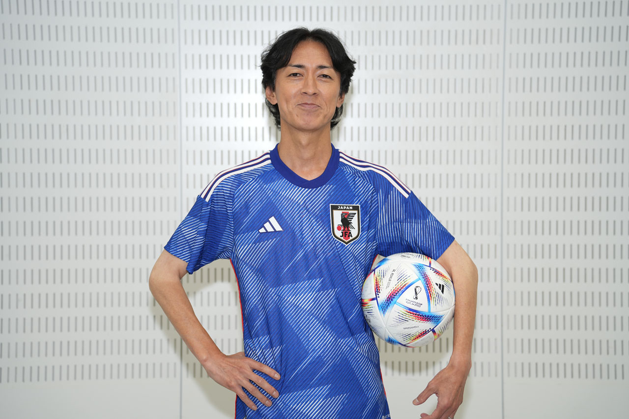 「アディダス サッカー日本代表2022 ユニフォーム」を着用するナインティナイン矢部。