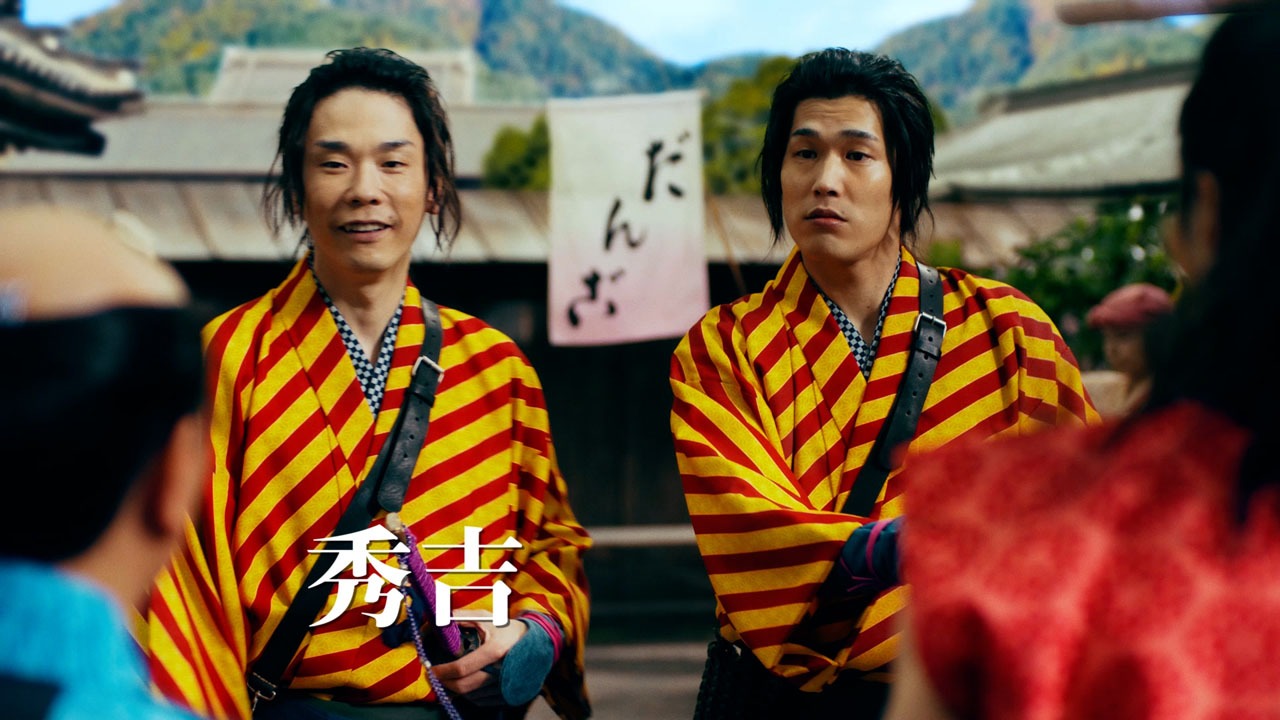 かまいたち濱家扮する秀吉（左）とその影武者。