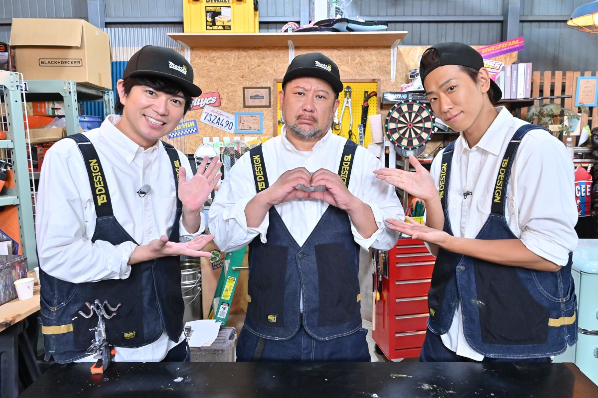 左から、加藤シゲアキ、ケンドーコバヤシ、小山慶一郎。(c)TBS