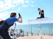 グラビア風の
写真を撮影するワンシーン。(c)ABCテレビ