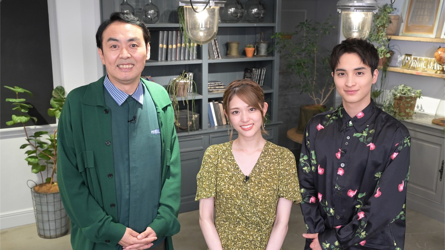 「恋のLast Vacation」MCの（左から）アンガールズ田中、松村沙友理、一ノ瀬颯。(c)Paravi