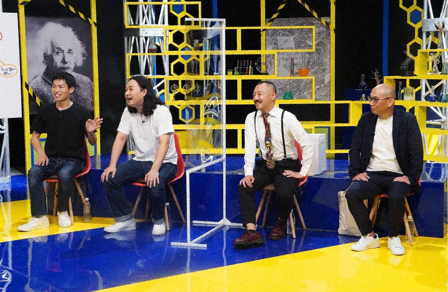 かが屋（左）と5GAP（右）。