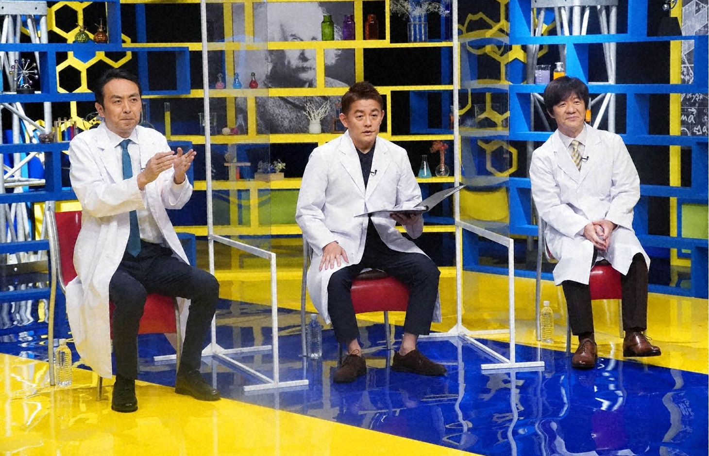 左からアンガールズ田中、スピードワゴン井戸田、内村光良。