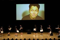 「見たことあるセクシー女優が喫茶店で隣にいるっぽい顔」をするダブルヒガシ東。