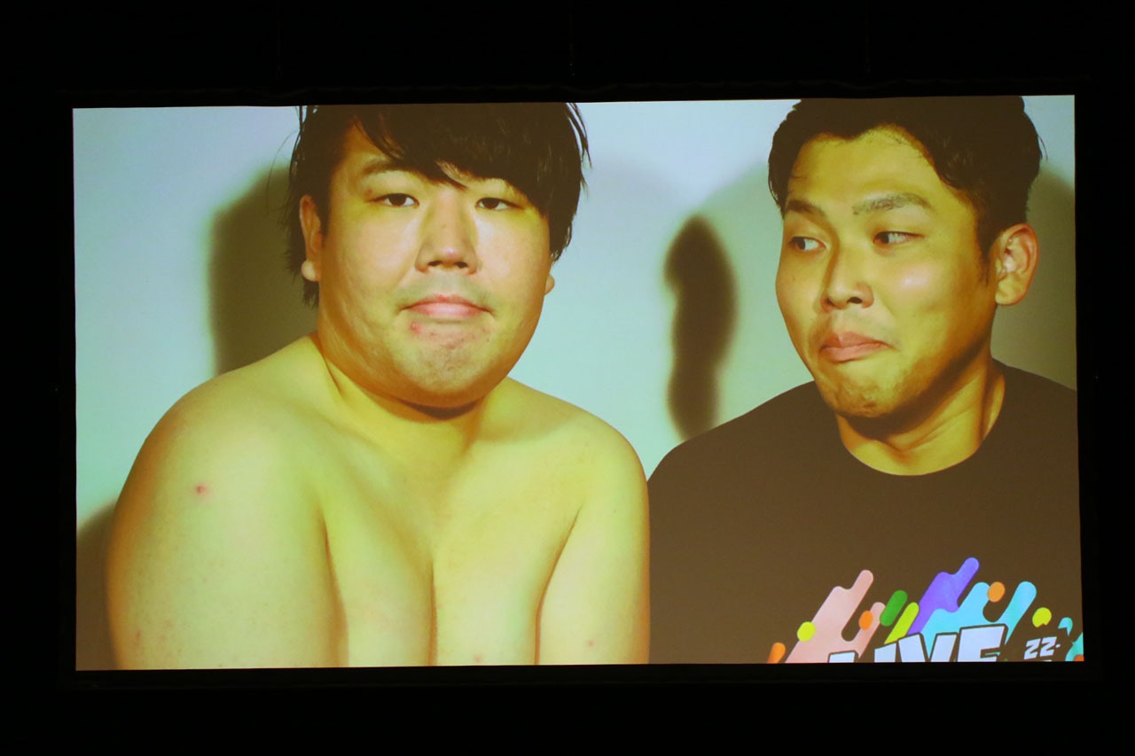「ポムポムプリン」をする蛙亭・中野と、「見たことあるセクシー女優が喫茶店で隣にいるっぽい顔」をするダブルヒガシ東。