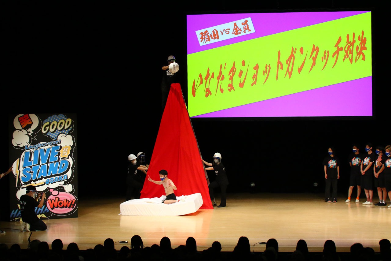 上半身裸にピースサインでダイブした男性ブランコ平井。