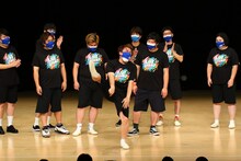 持ちギャグの「VIO」を披露させられるマユリカ中谷。