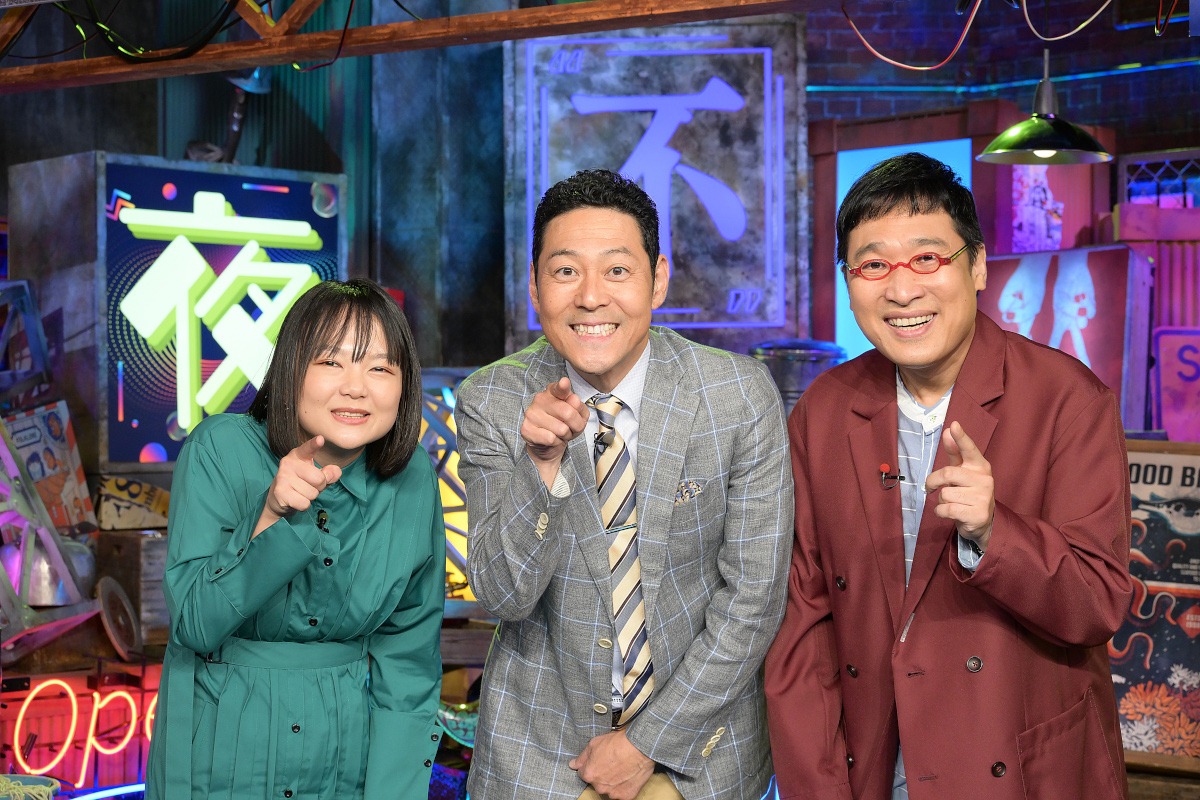 「不夜城はなぜ回る」に出演する（左から）蛙亭イワクラ、東野幸治、南海キャンディーズ山里。(c)TBS