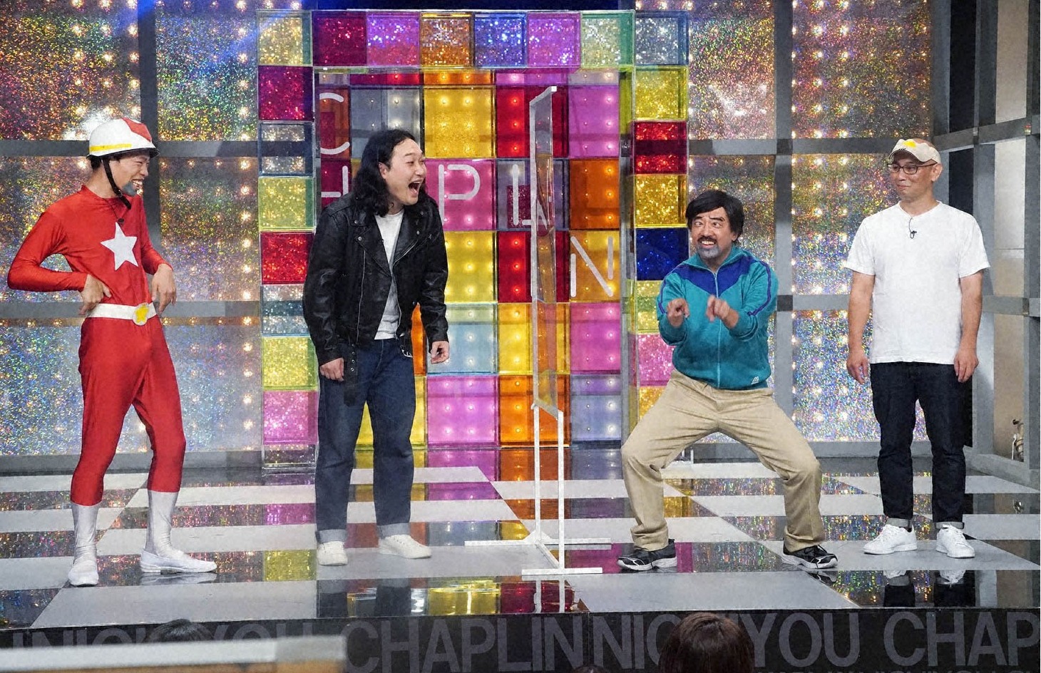 かが屋（左）と5GAP（右）。