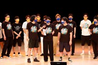 優勝したロングコートダディ。