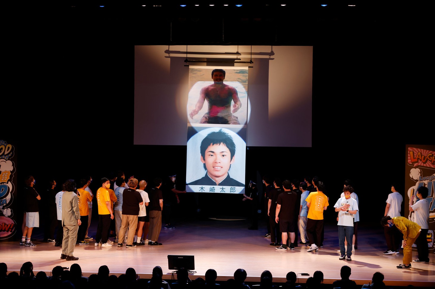 爆ノ介が好きな写真だという、爆ノ介ハタチのときの写真と祇園・木崎の学生時代の写真を「BDB旗」として掲げる様子。