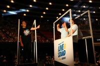 トロッコに乗りながらハートを送り合う見取り図とミルクボーイ。