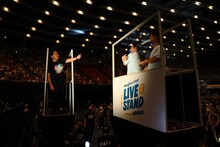 見取り図に向けてエアハグをするミルクボーイ内海。