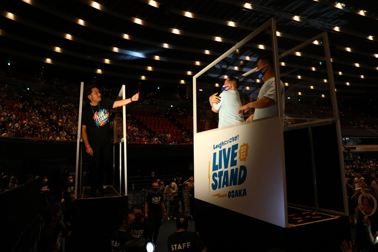 見取り図に向けてエアハグをするミルクボーイ内海。