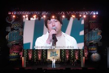 ハーフタイムショーとしてガチ歌を披露するロングコートダディ兎。