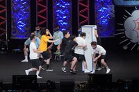 ロッカーサッカーを行う芸人たち。