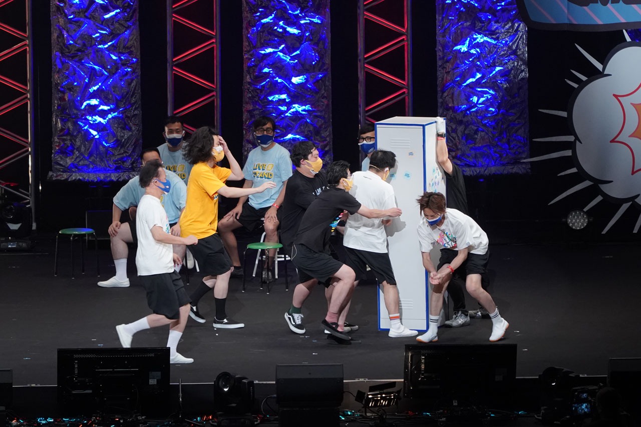 ロッカーサッカーを行う芸人たち。