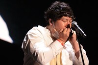 ハーフタイムショーとしてガチ歌を披露するロングコートダディ兎。