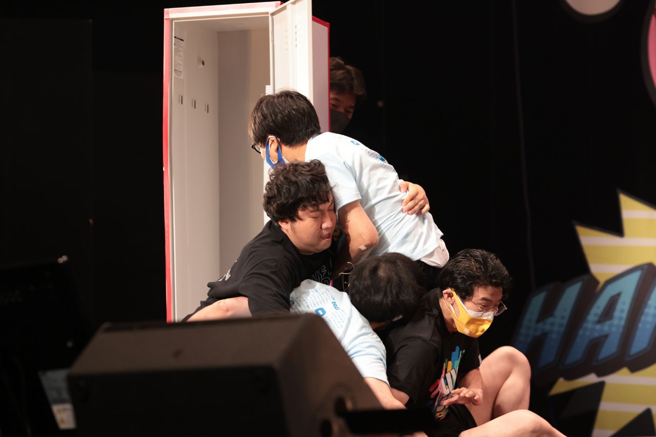 ロッカーサッカーを行う芸人たち。