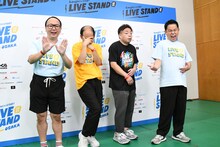 囲み取材に応じたトレンディエンジェルとダイアン。