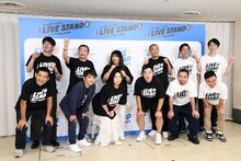 目線を右に向けるよう指示する中川家・礼二（後列左から2人目）。