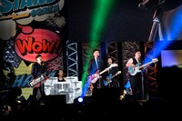 「やすともの黒白歌合戦」の様子。