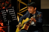 「浅草キッド」を演奏する中川家・剛。