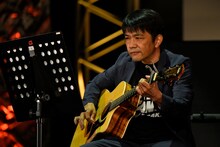 「浅草キッド」を演奏する中川家・剛。