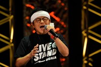 「浅草キッド」を熱唱する水玉れっぷう隊・ケン。