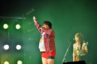 大好きなB'zになりきるブラックマヨネーズ小杉ら。