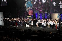 「やすともの黒白歌合戦」エンディングの様子。