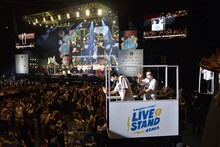 トロッコから手を振るかまいたち。