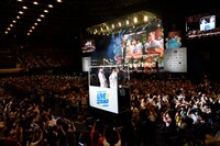 トロッコから手を振る千鳥。